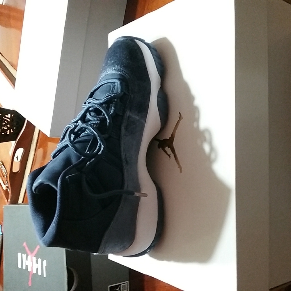 Wins Air Jordans 11 Retro Size 5 women